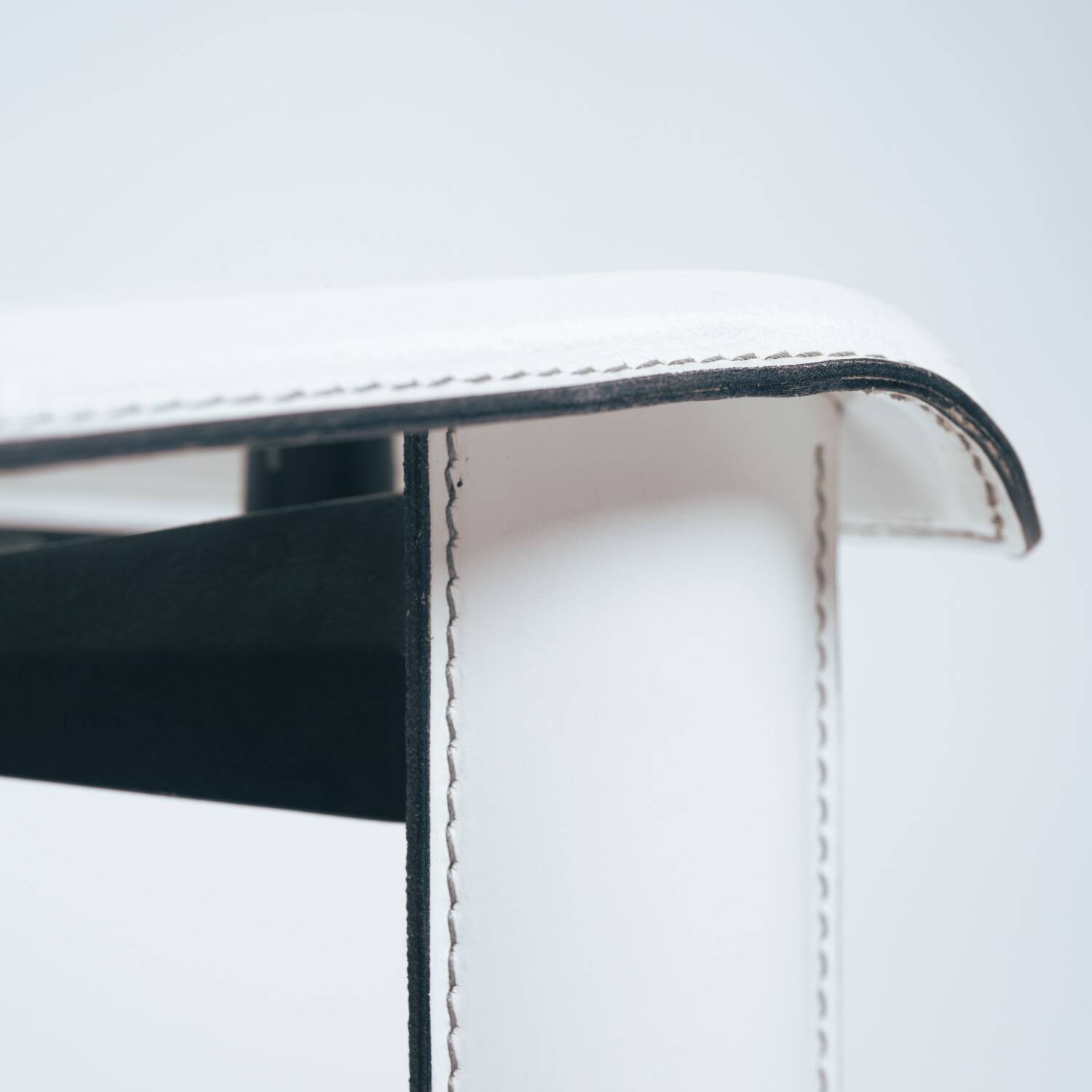 Italian Ycami white leather sculptural highback chairs, 1980s