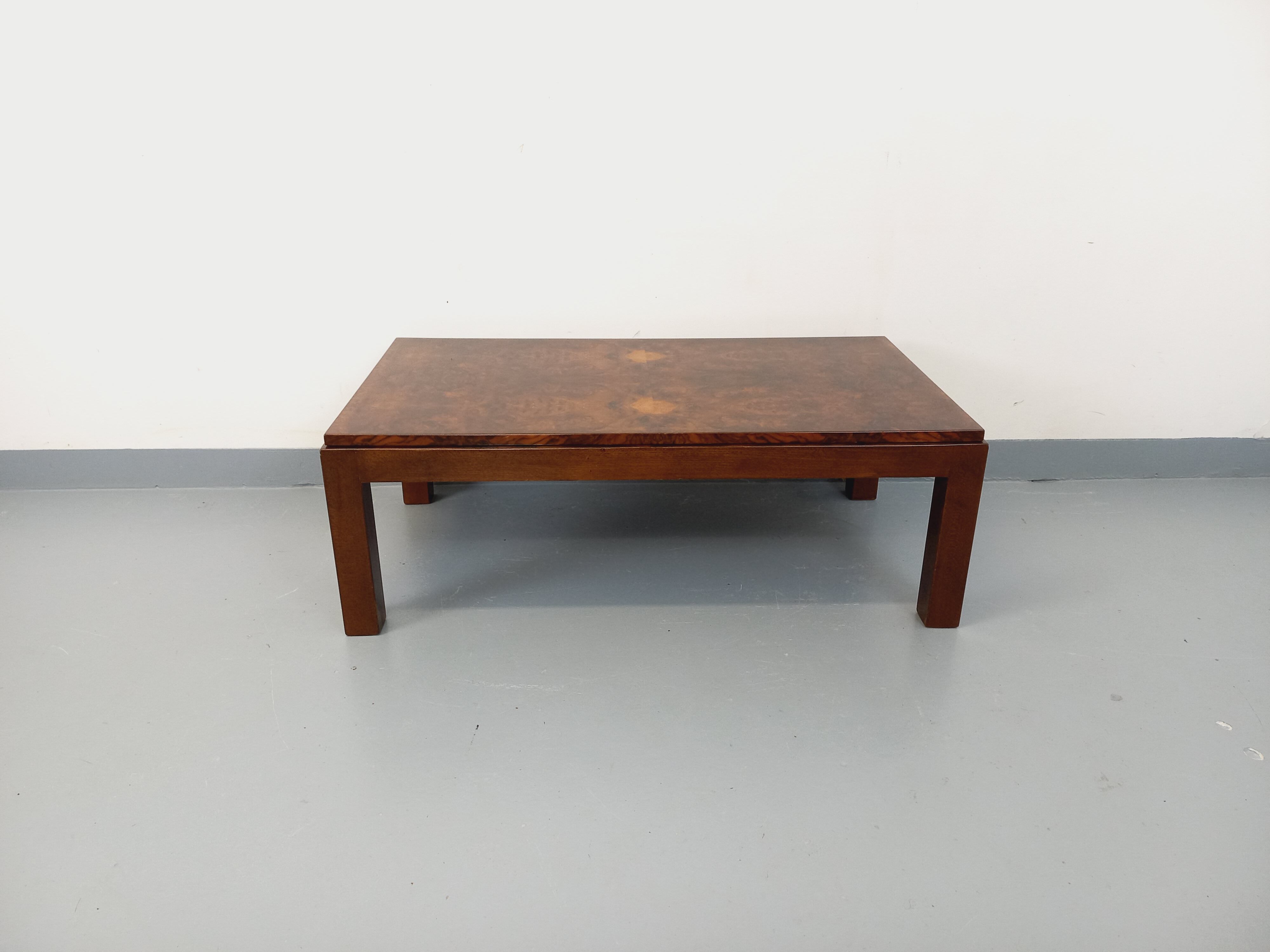 Table basse rectangulaire vintage en orme et loupe d’orme des années 70