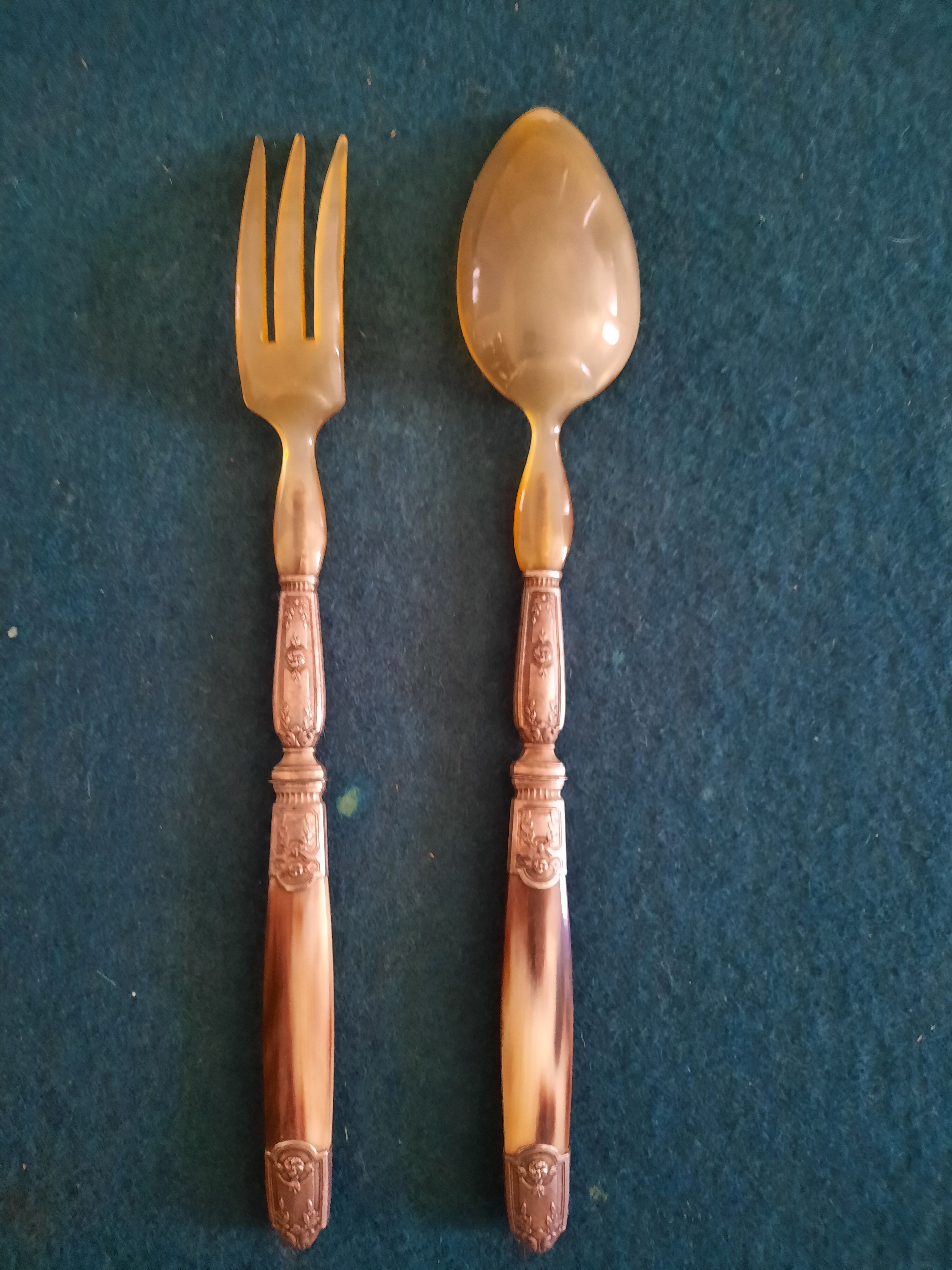 Bone and silver-plated metal cutlery set