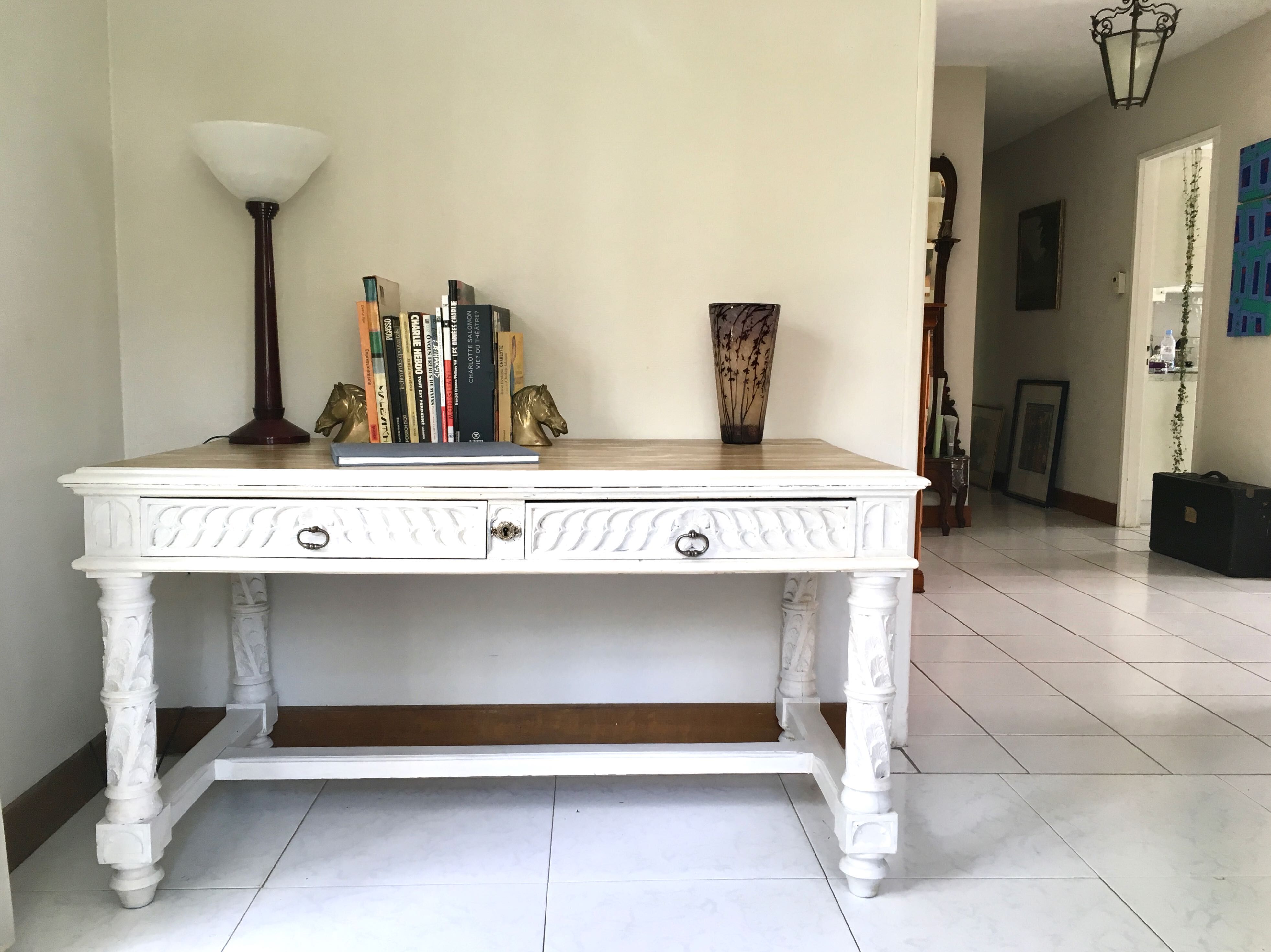 Bureau ancien en chêne sculpté et cérusé