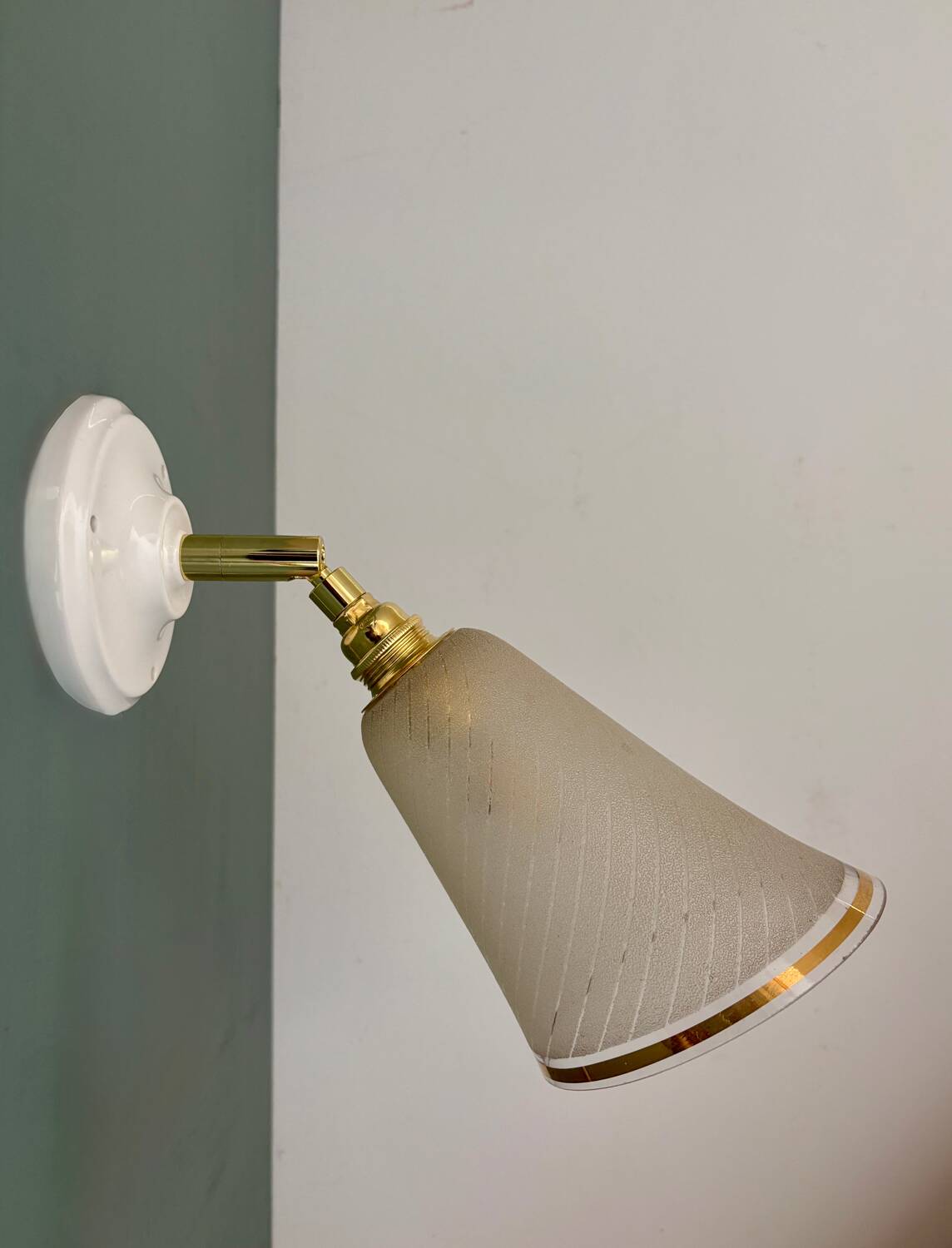 Applique tulipe vintage en verre granité blanc et doré