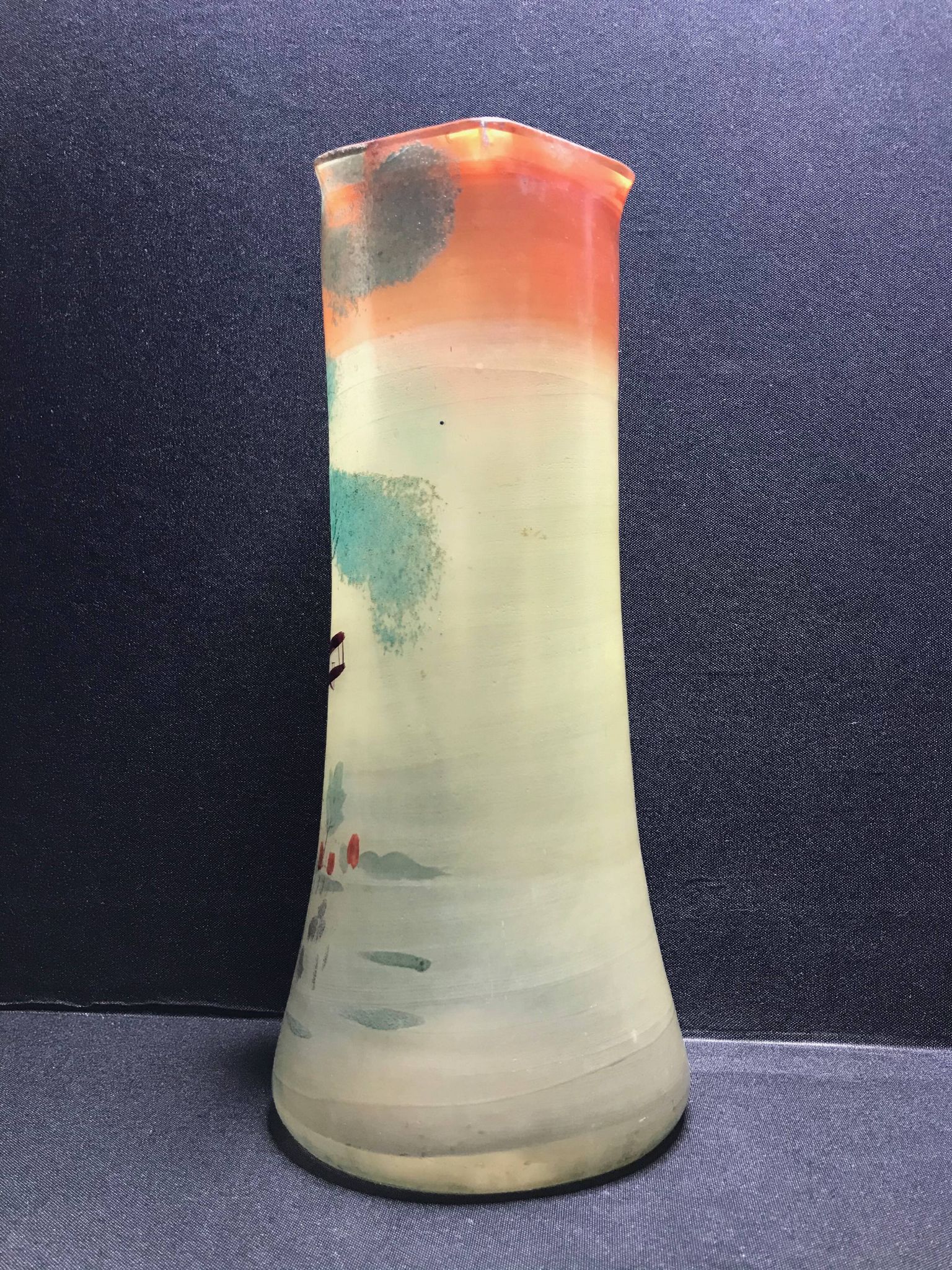 1435 Discreet brand with heel to decipher vase