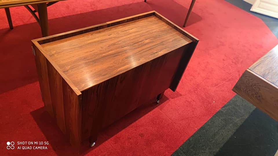 Bar cabinet 2 doors rolling