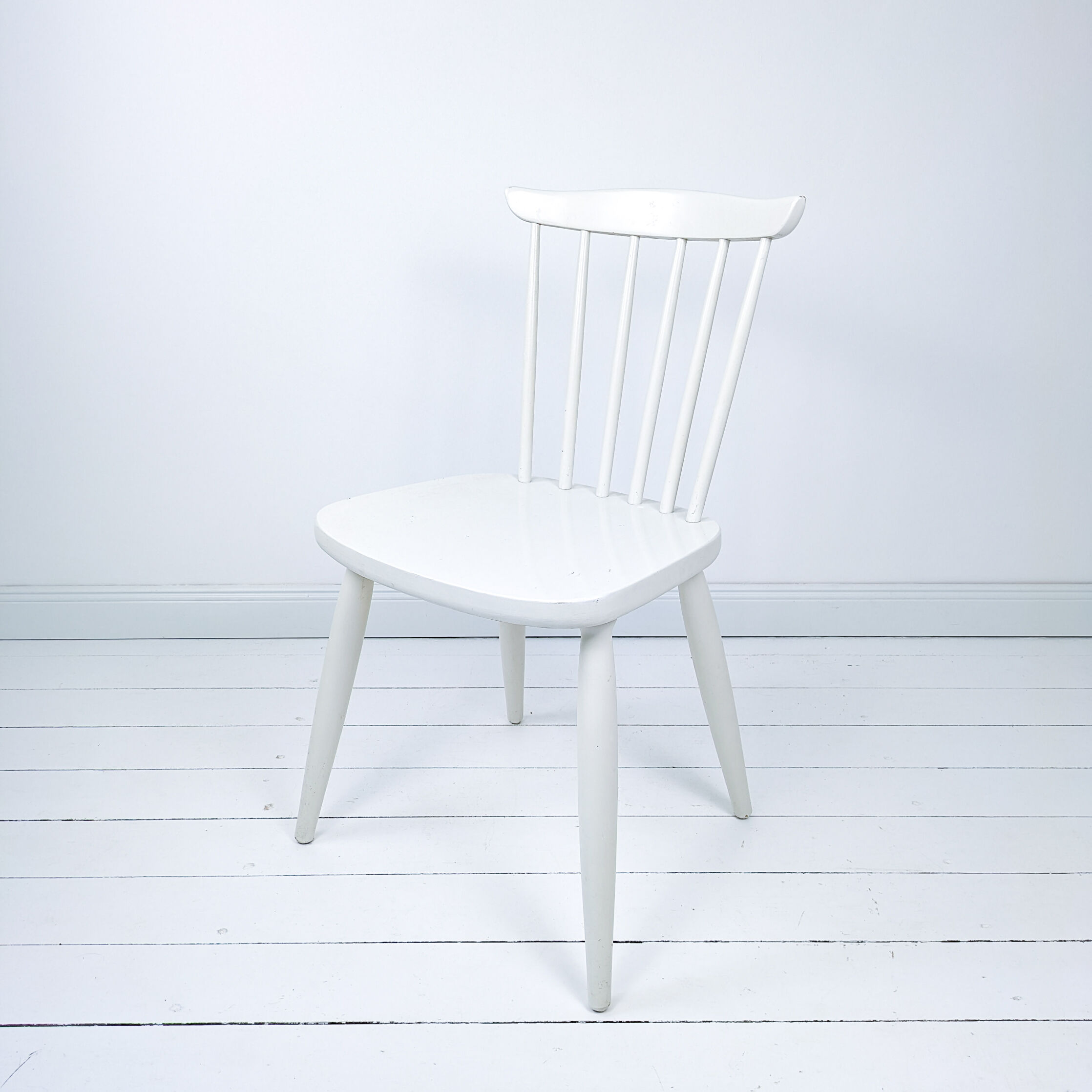 Chaise vintage blanche en bois