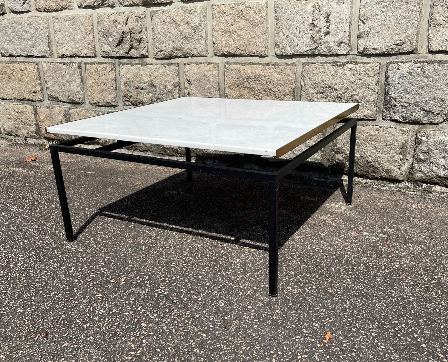 Table basse vintage en marbre blanc avec contour sur 2 côtés en laiton doré.