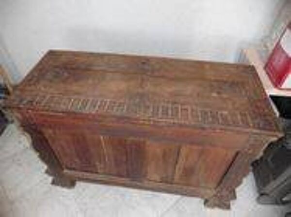 Coffre ancien en bois sculpté, style Renaissance