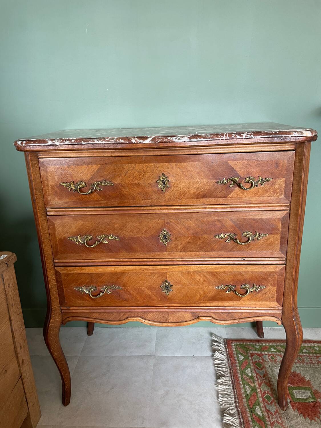 Small Louis XV chest of drawers – veined pink marble
