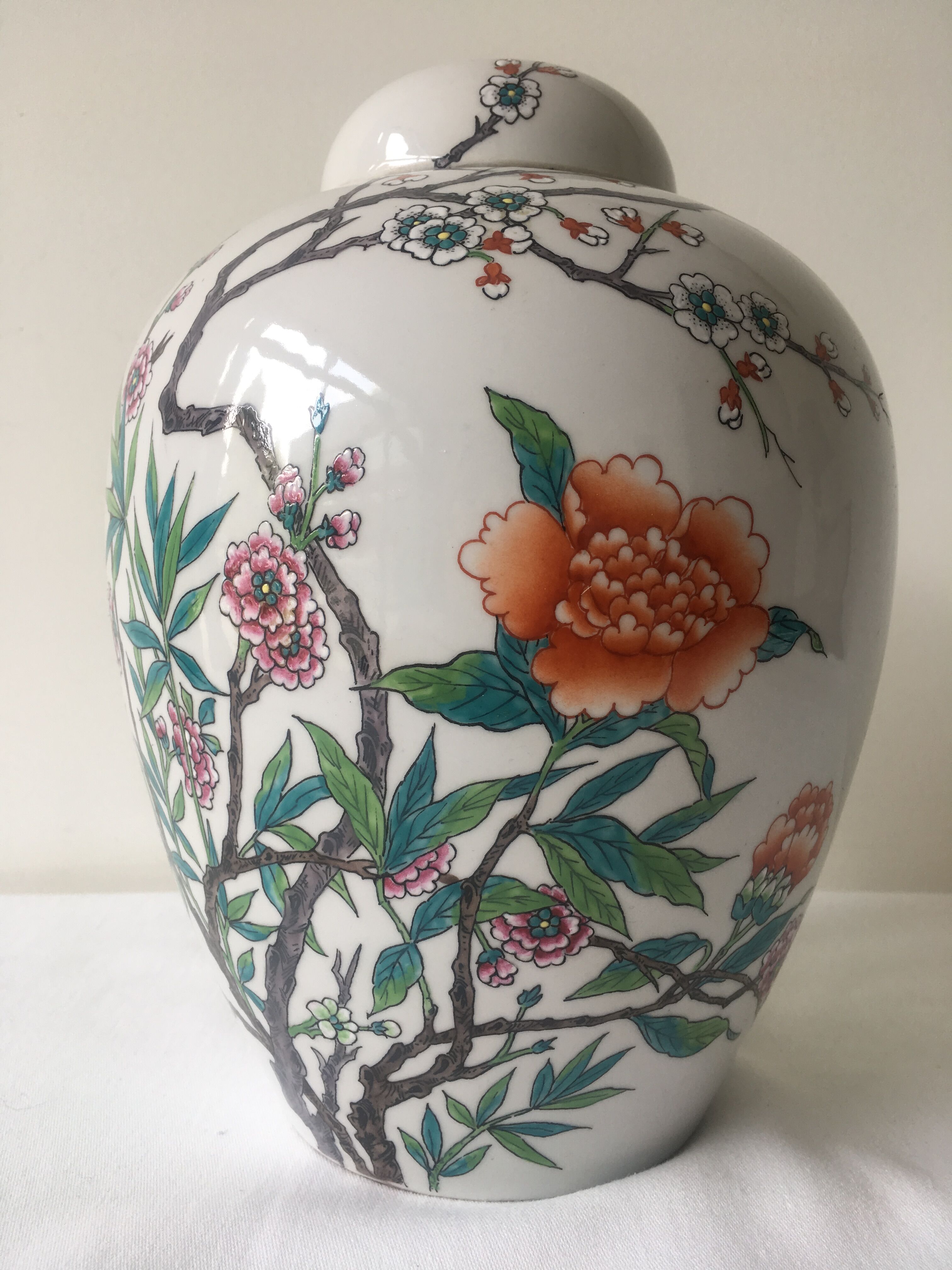Covered pot in Paris porcelain