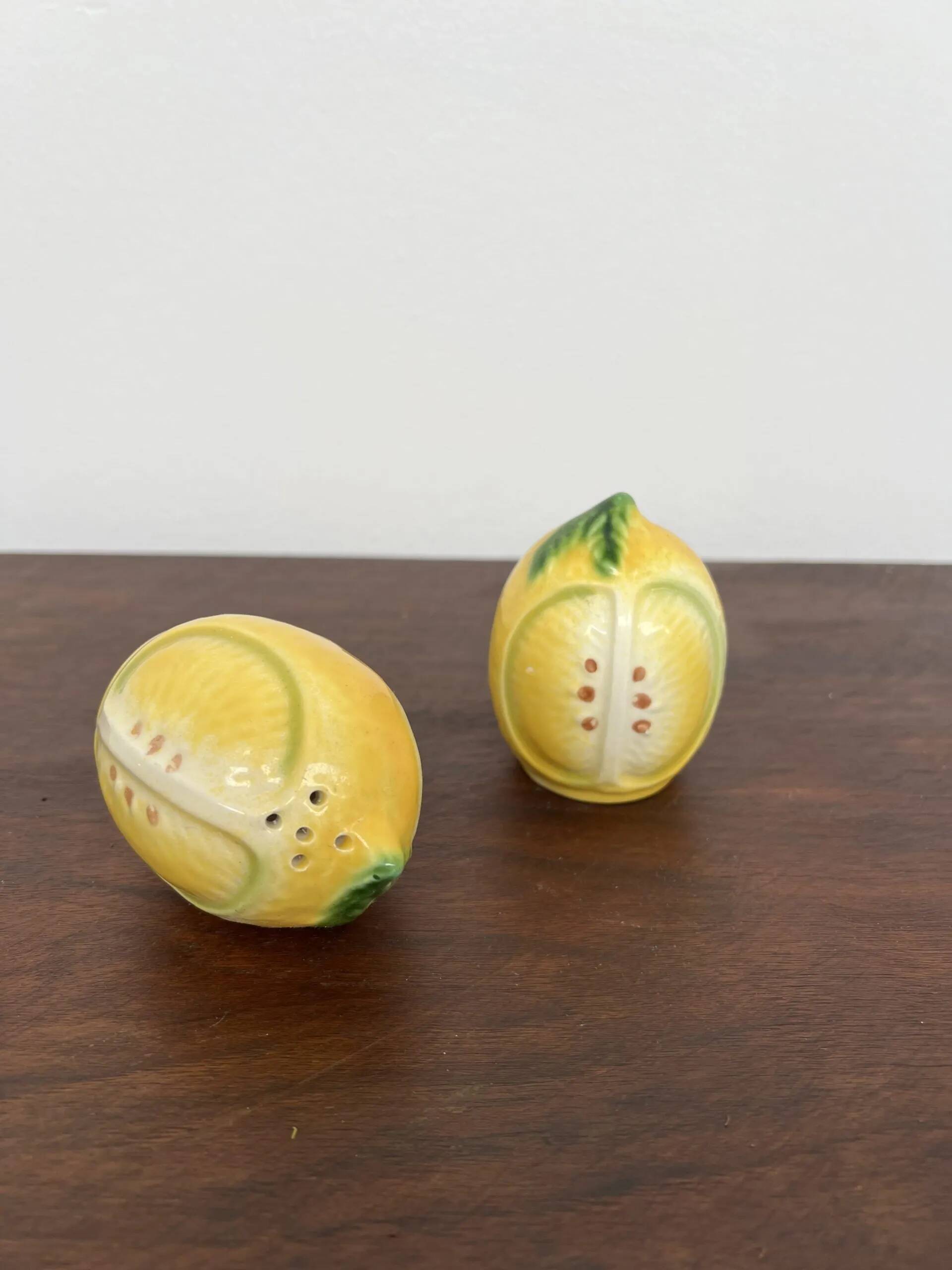 Salière et poivrier en céramique en forme de citron