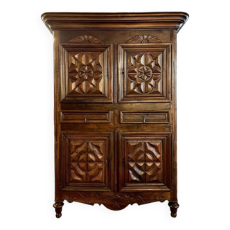 Armoire ou cabinet époque XVIII eme en noyer massif vers 1760