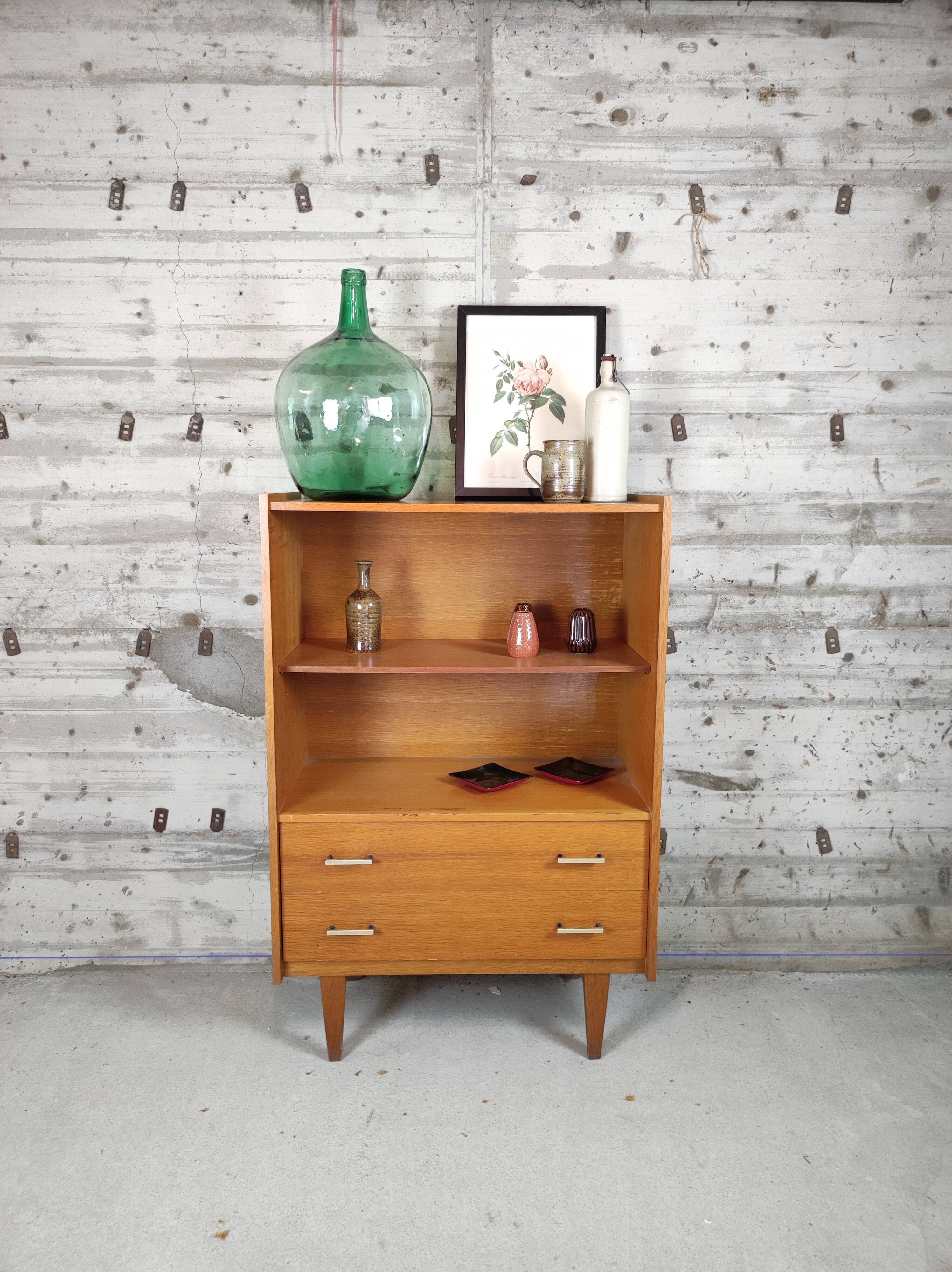 Bookcase / shelf