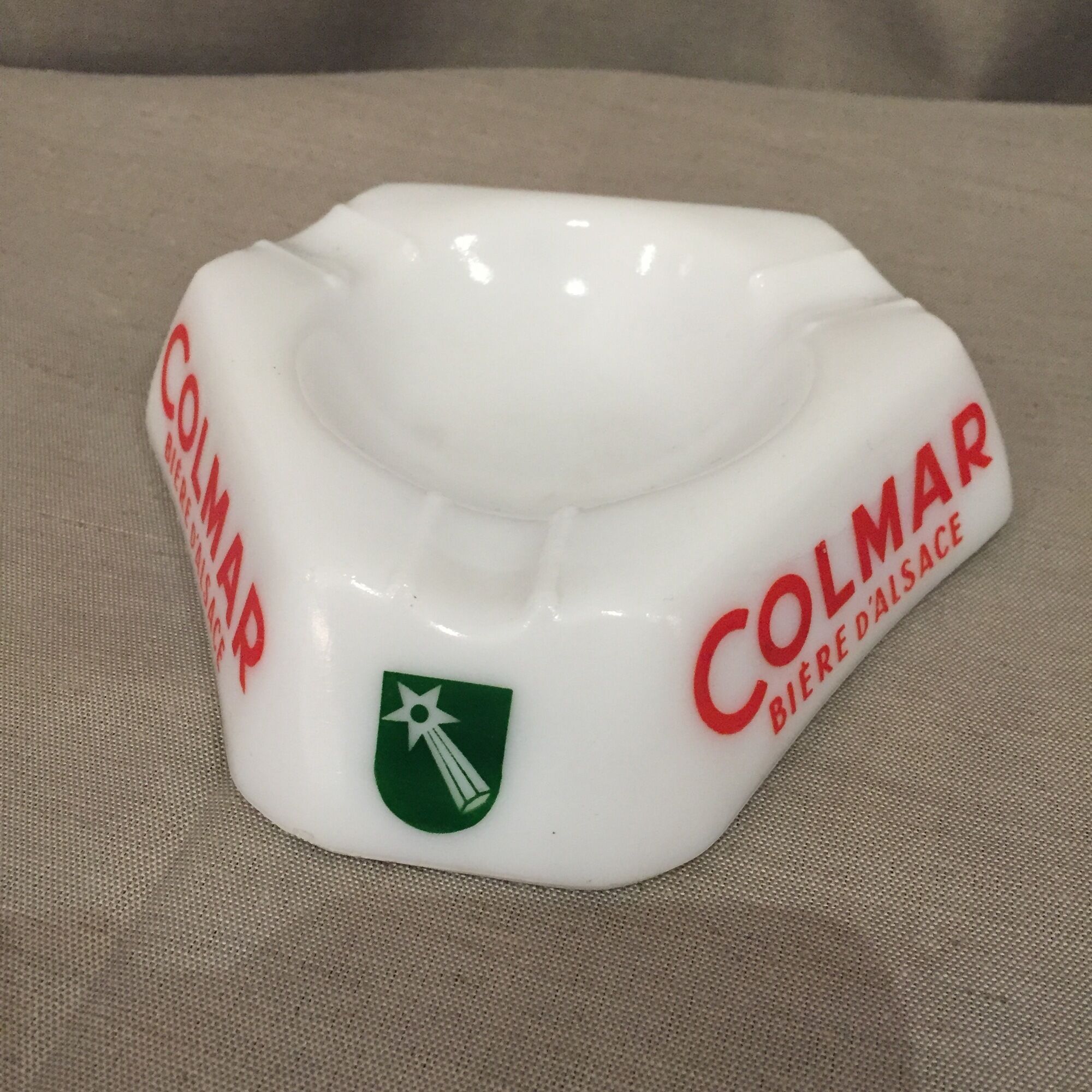 Cendrier publicitaire pour la biere d'alsace colmar en opaline blanc