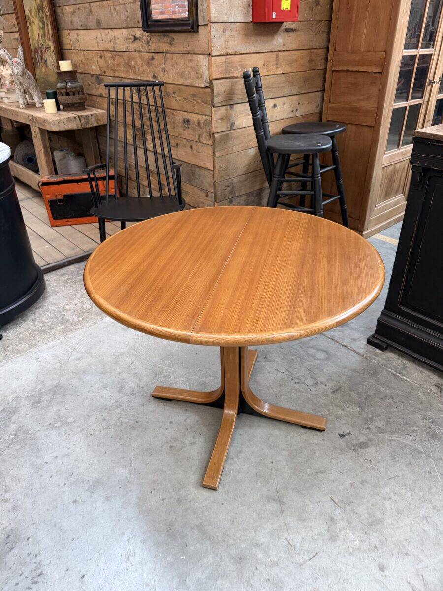 Modular round teak table with central base by Osvaldo Borsani.