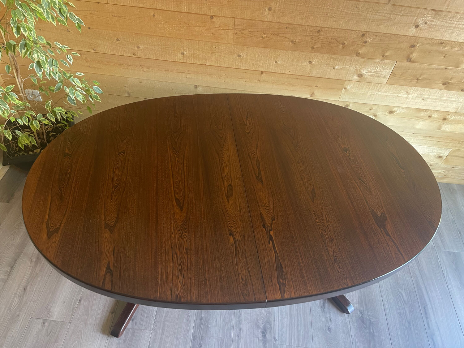 Extendable oval table Baumann, for up to 12 place settings.