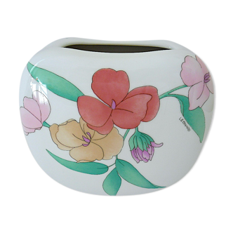 Porcelain vase for the fashion house Leonardo in Paris