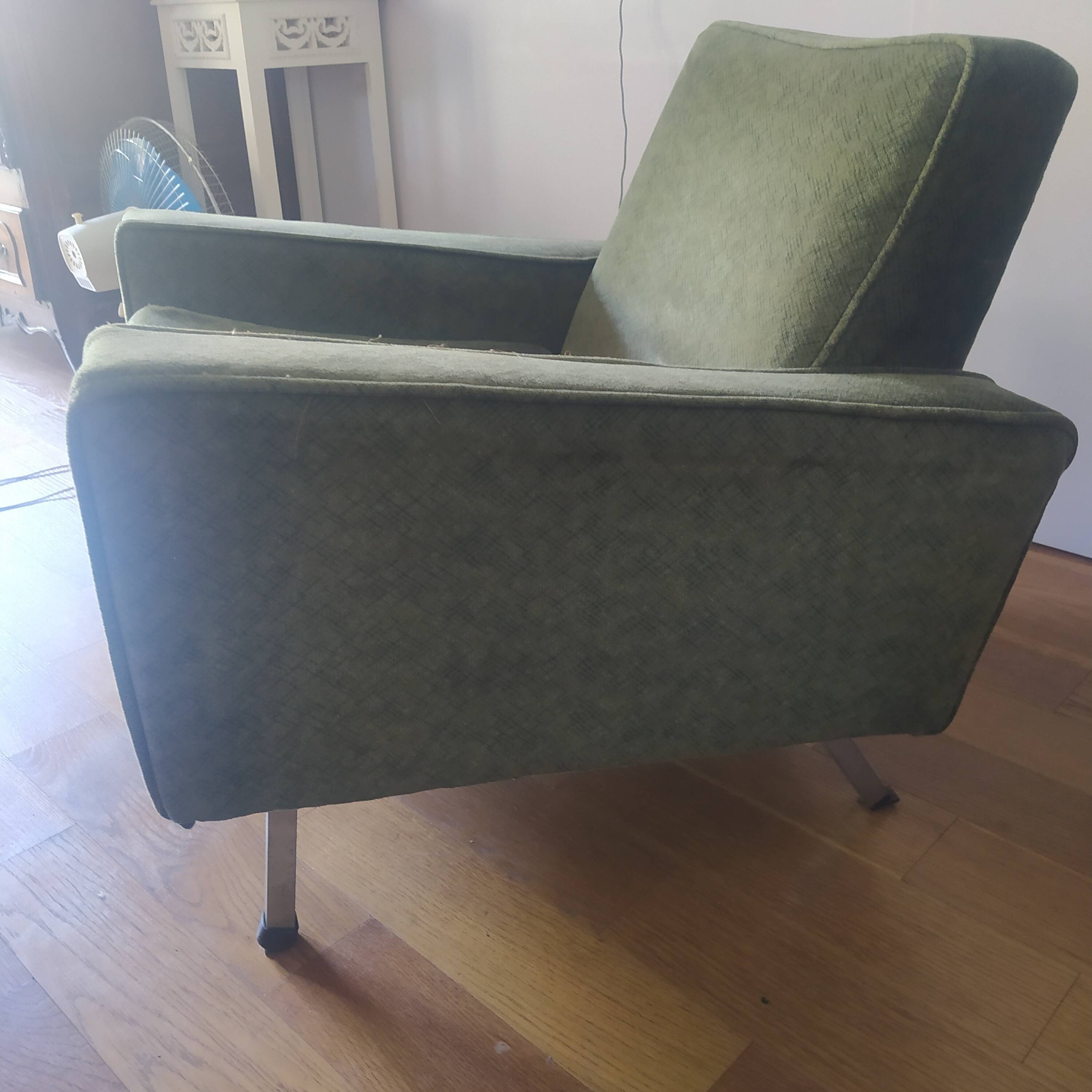 Pair of vintage green velvet armchairs from 1960 with metal legs