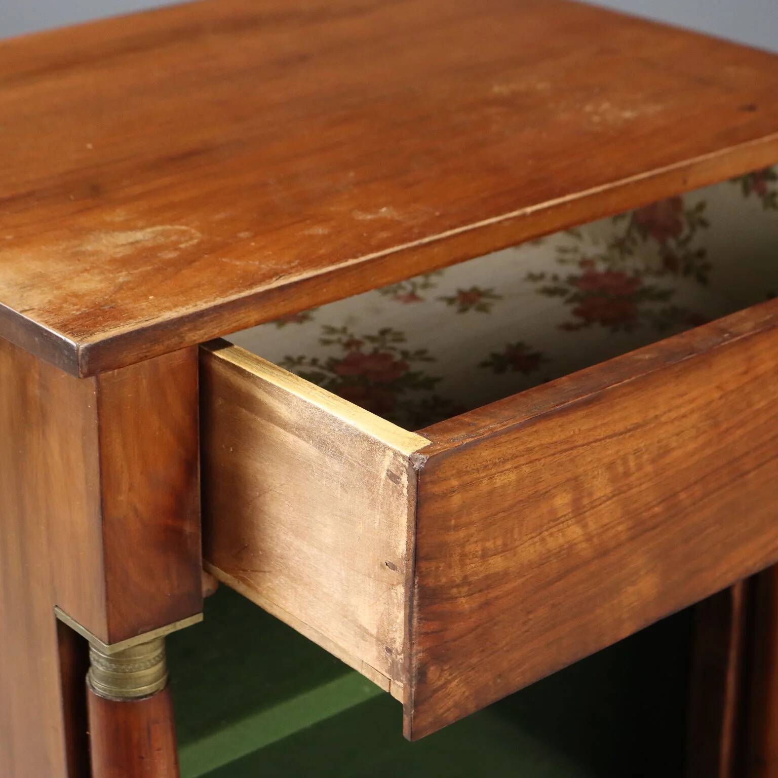 Antique bedside table in poplar with walnut veneer, 19th century.