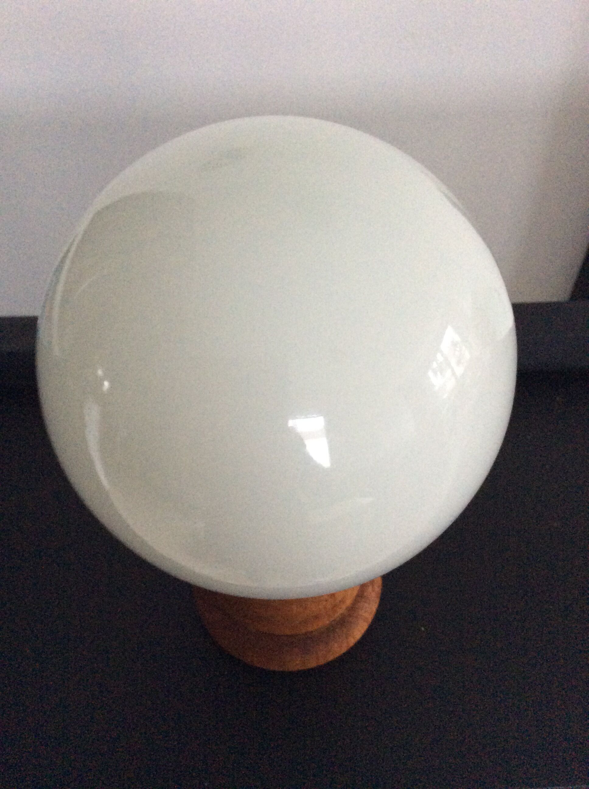 Lampe scandinave vintage en bois et opaline