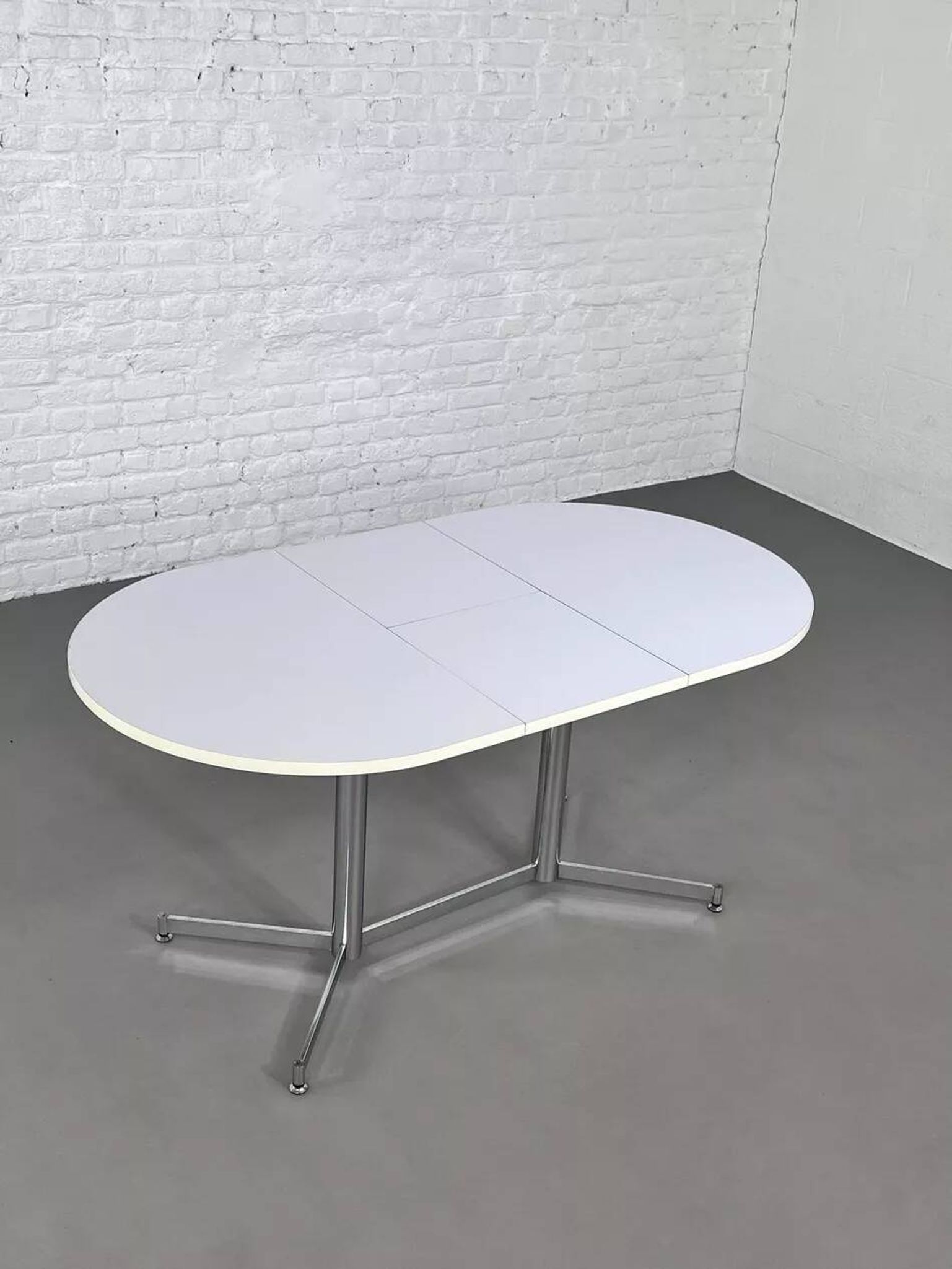 Table de repas ovale et extensible des années 50 chrome et formica
