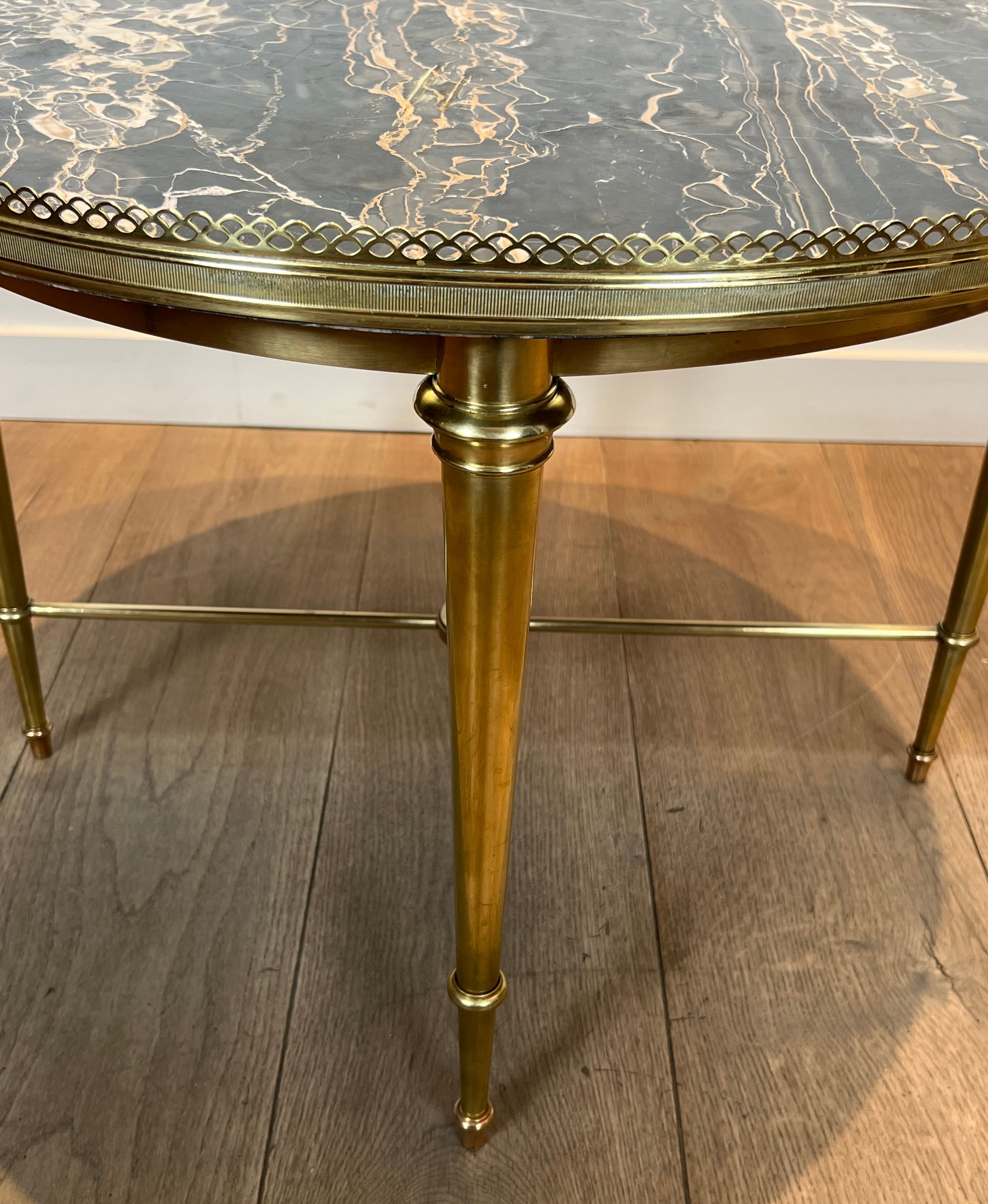 Round coffee table in brass with a marble top from the Ramsay house.