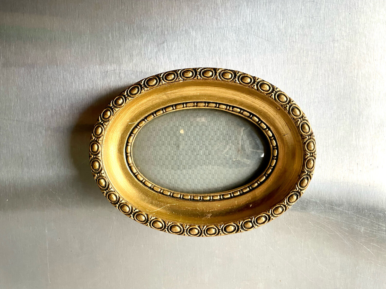 Antique Oval Frame gilded wood measurements 13 cm x 9.5 Convex glass