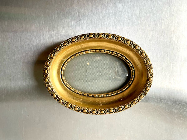 Cadre ovale antique mesures bois doré 13 cm x 9.5 Verre convexe