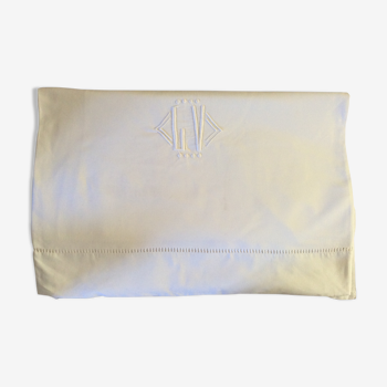 Drap monogrammé et brodé