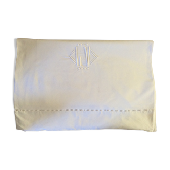 Drap monogrammé et brodé