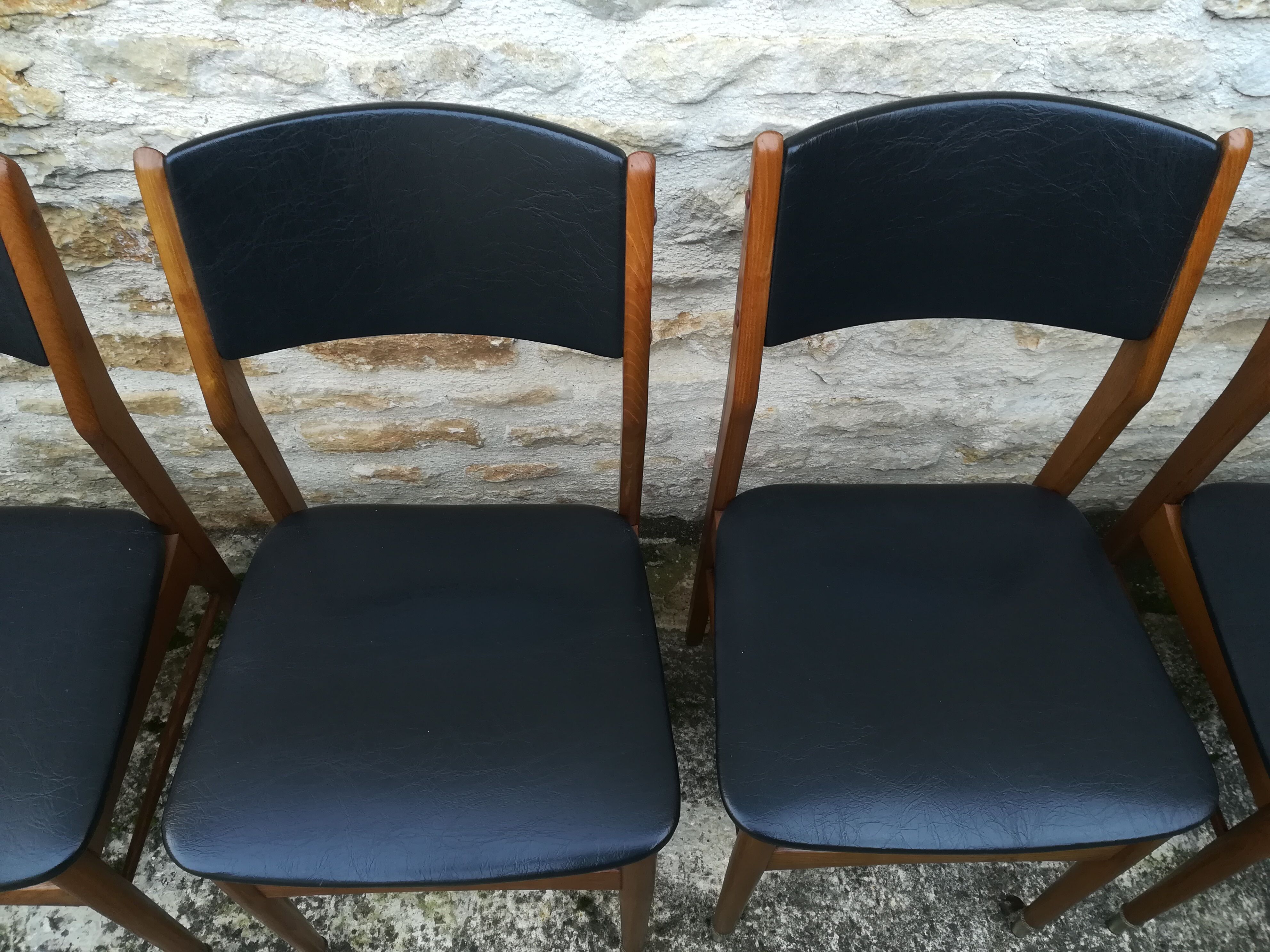 Scandinavian chairs in skaï