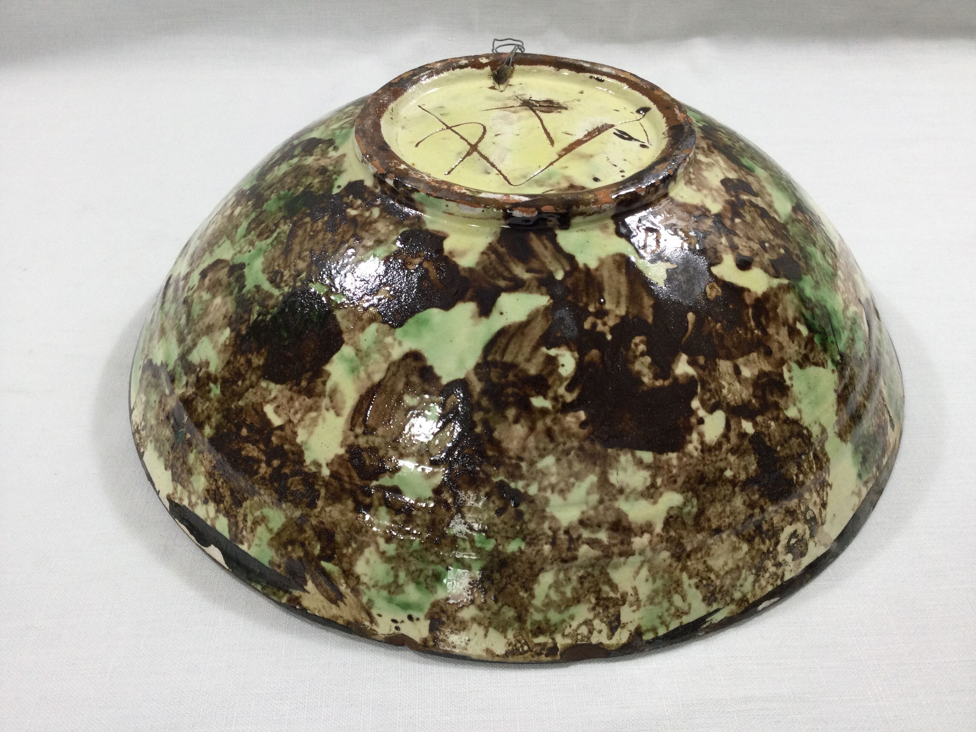 Earthenware bowl with fish decoration