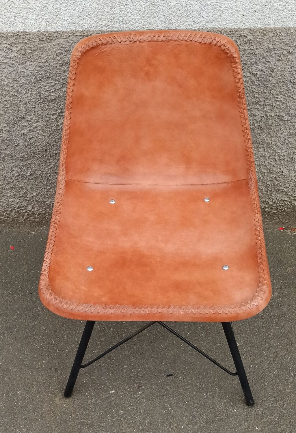 Set of 6 leather chairs with black metal frame