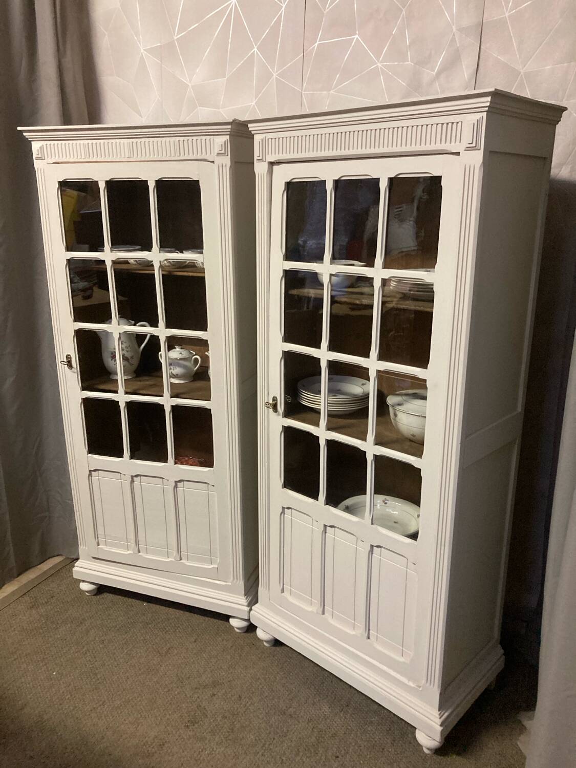 Pair of Parisian showcases