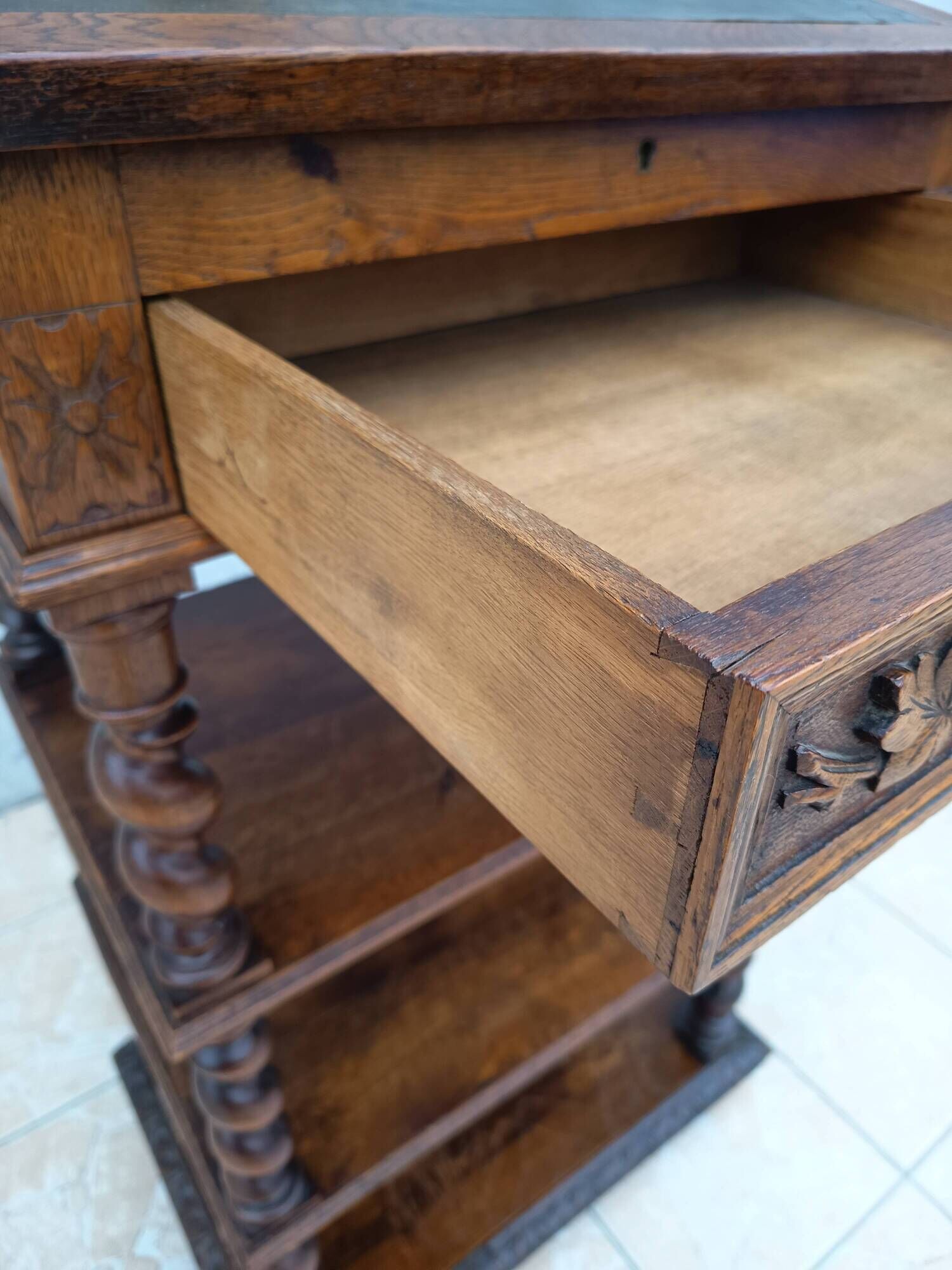High Louis XIII writing desk in oak, 19th century.