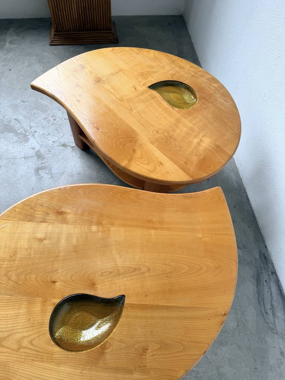 Tables basses en orme formant une goutte