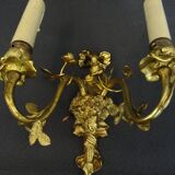 Paire d'appliques de style Louis XVI en bronze doré à deux feux
