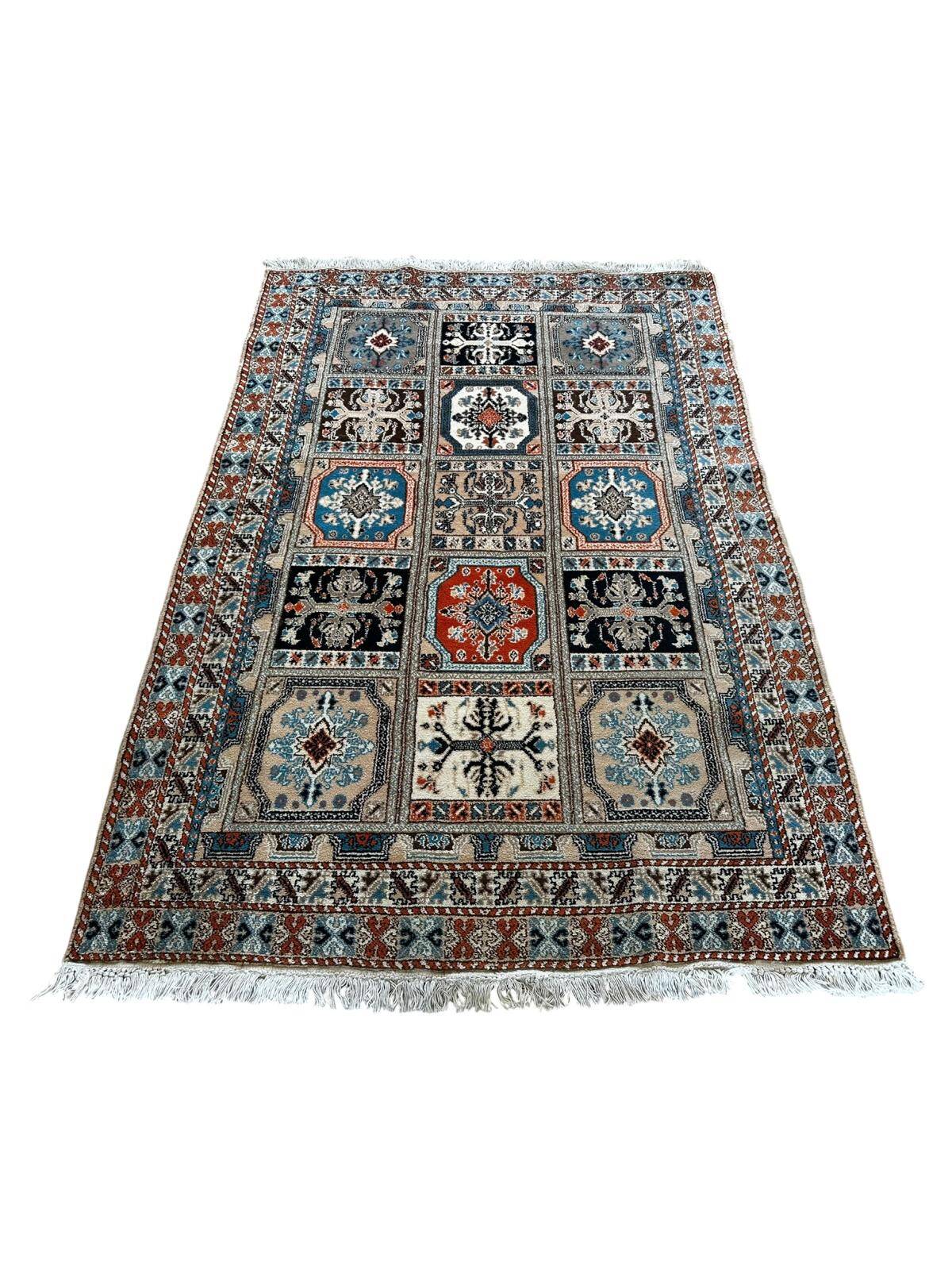 Moroccan rug made of pure wool and handmade, 220cm x 150cm.
