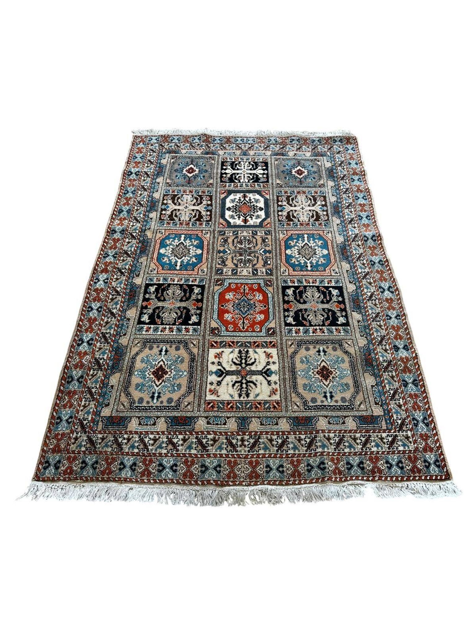 Moroccan rug made of pure wool and handmade, 220cm x 150cm.