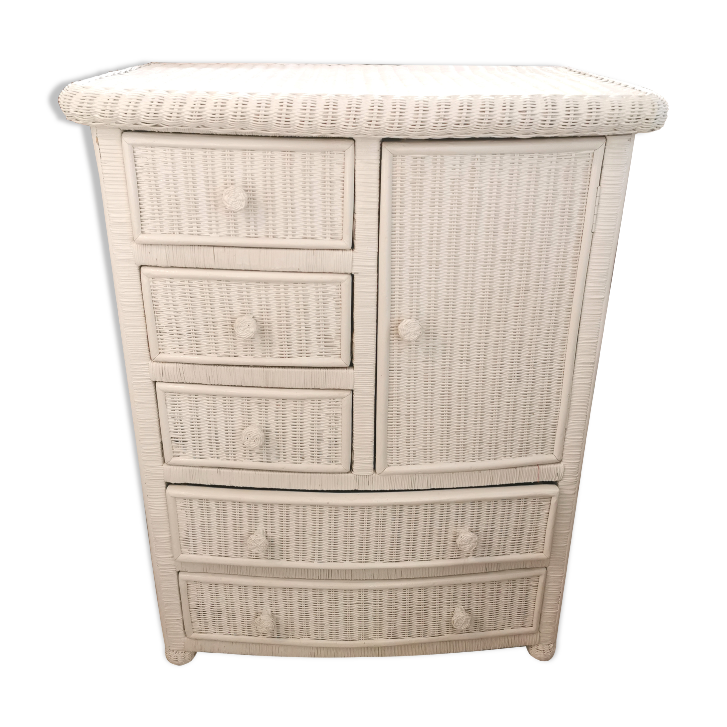 Chest of drawers in rattan