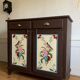 Cabinet fermier peint avec des motifs floraux