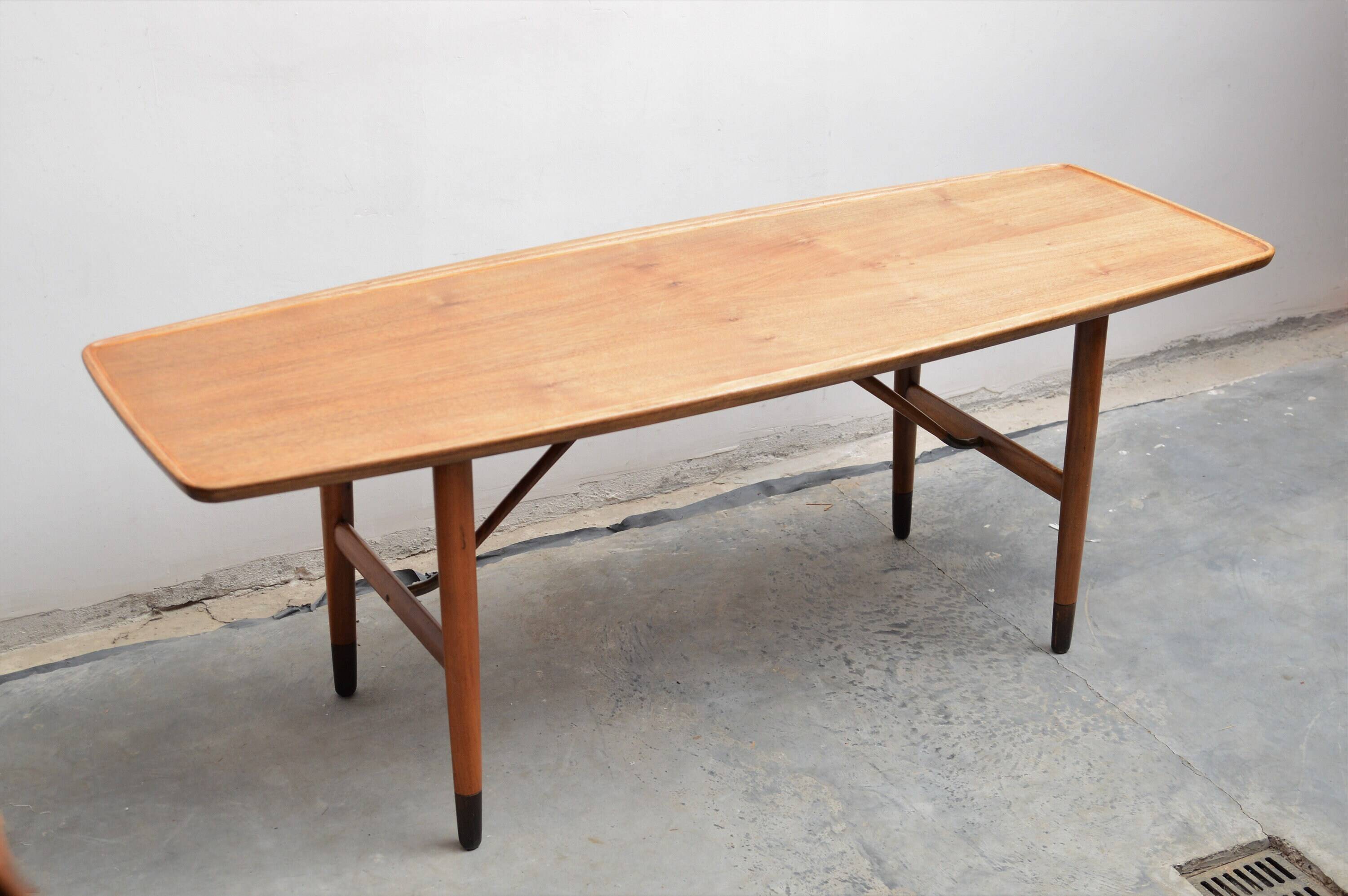 Table basse Anton Kildeberg (attr.), noyer et laiton, Danemark années 5060