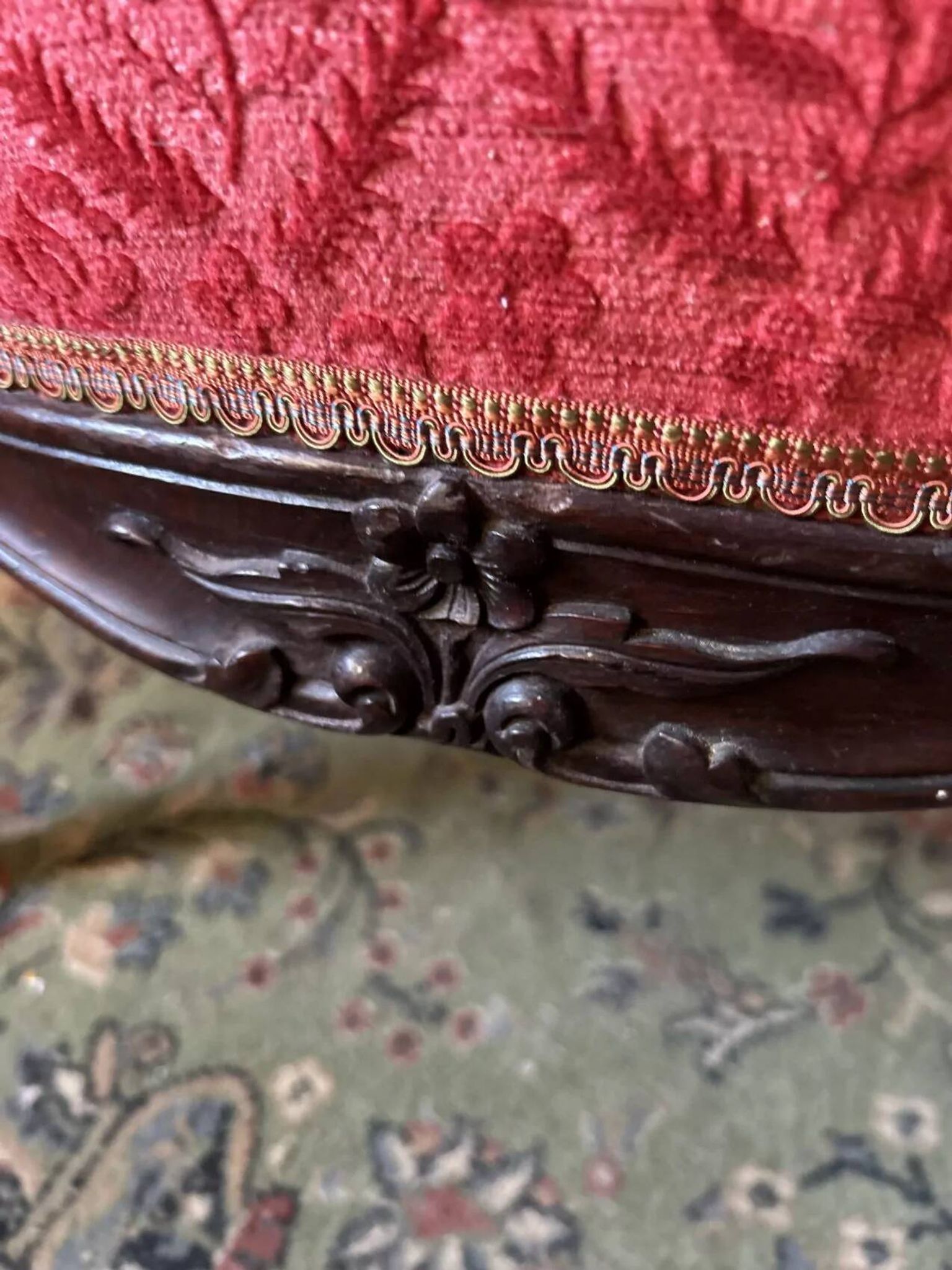 Napoleon III medallion armchair in carved wood and red velvet.
