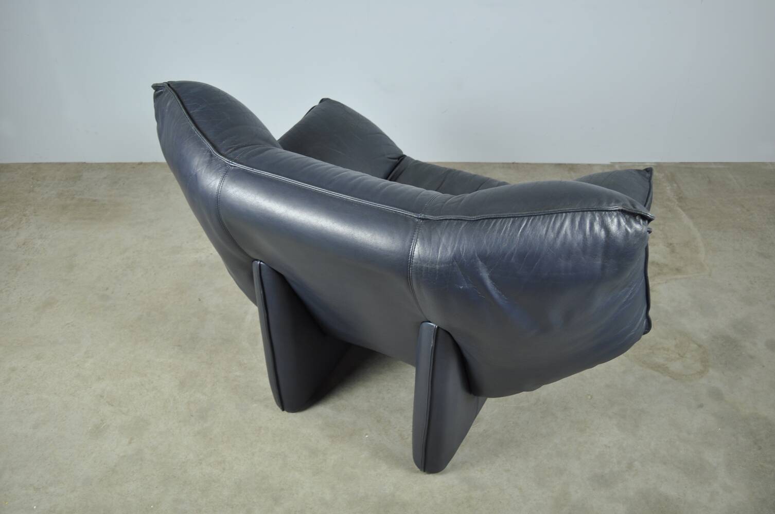 Leolux / vintage "tango" armchair in blue leather / jan armgardt / 1980s netherlands