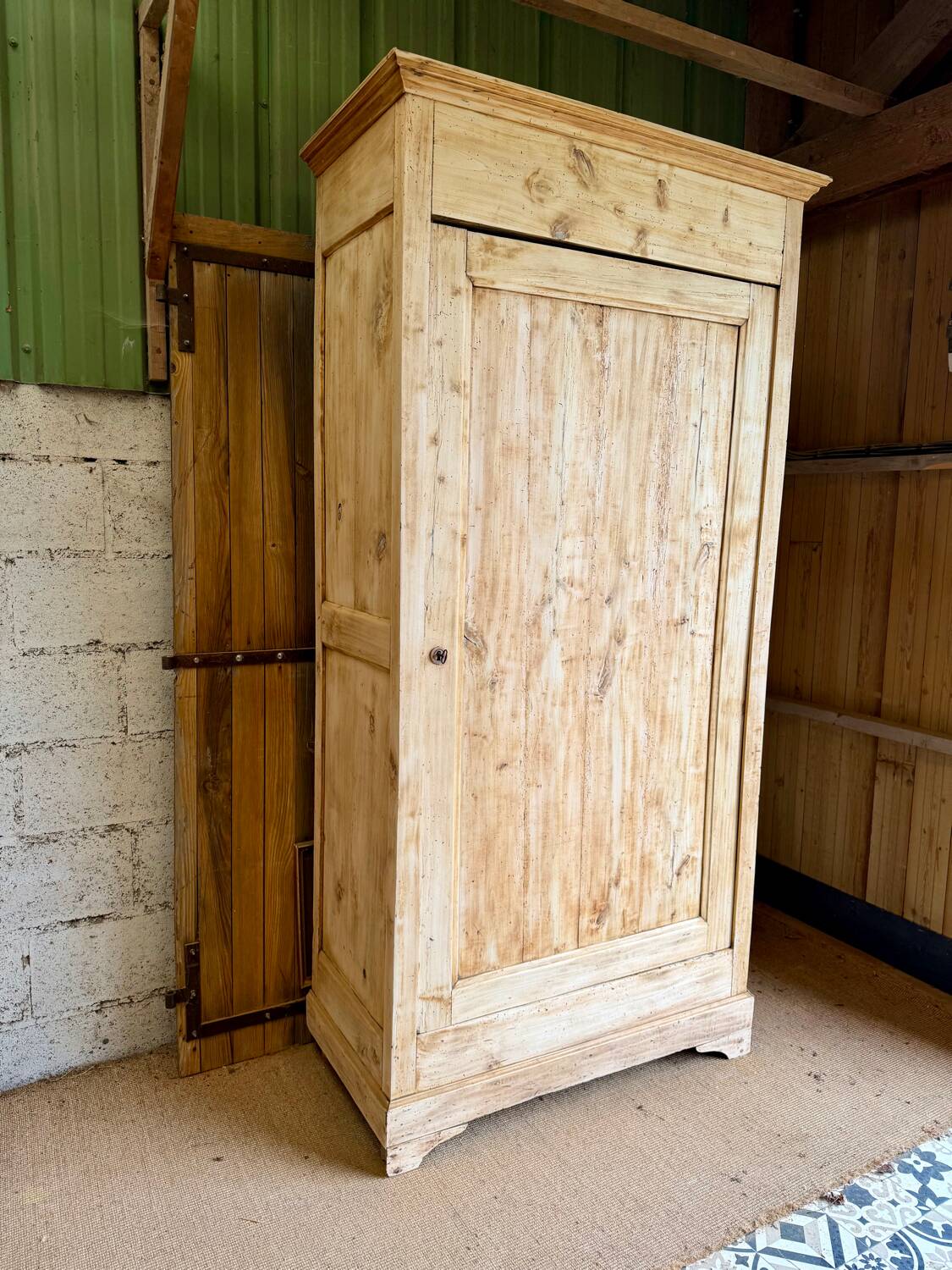 Antique bonnetière