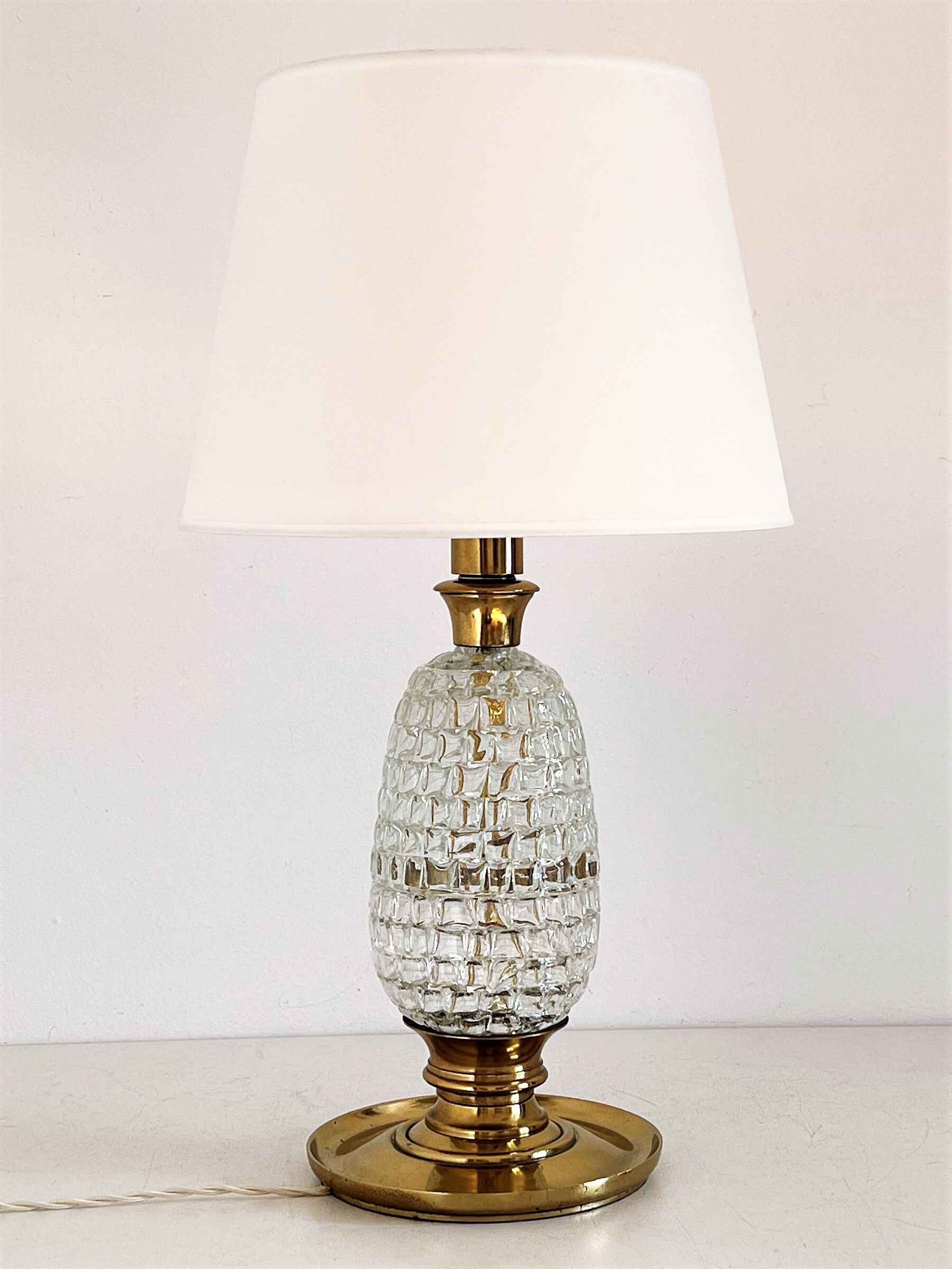 Italian mid-century table lamp with brass and creased murano glass