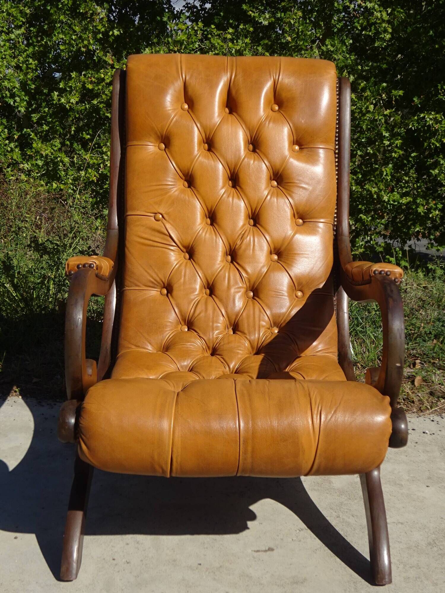 Fauteuils en bois et cuir capitonné, les 2