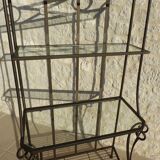 Etagère de style en fer forgé et 3 étagères en verre