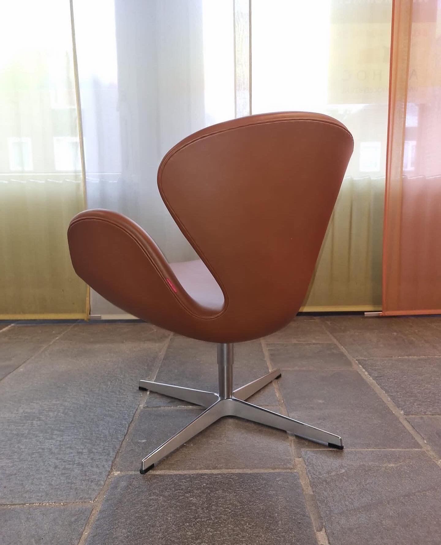 Swan armchair Arne Jacobsen edition Fritz Hansen brown leather