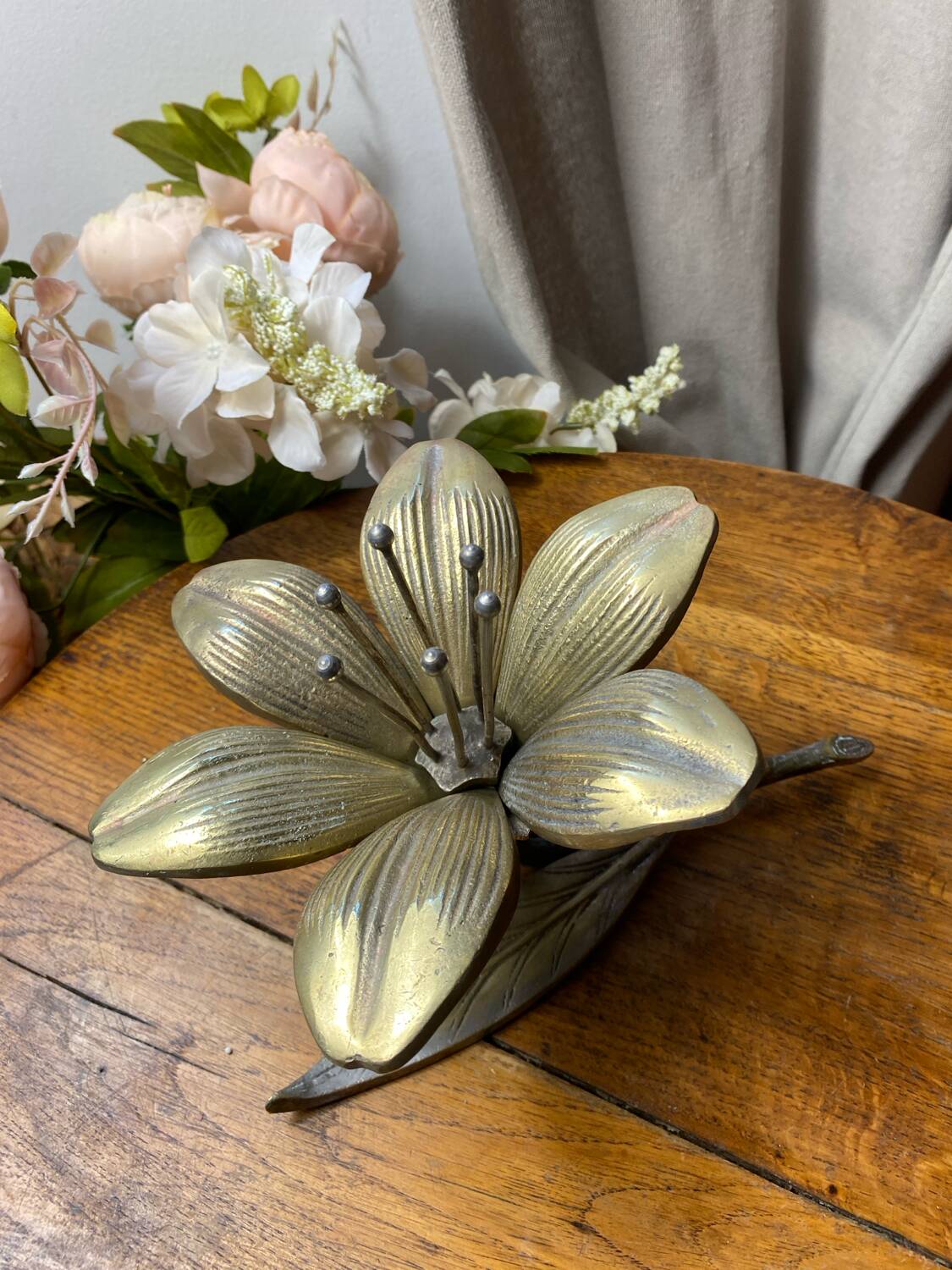 Individual flower-shaped ashtrays, solid brass, 1960s/70s