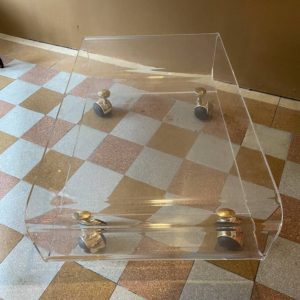 Table basse en plexiglass