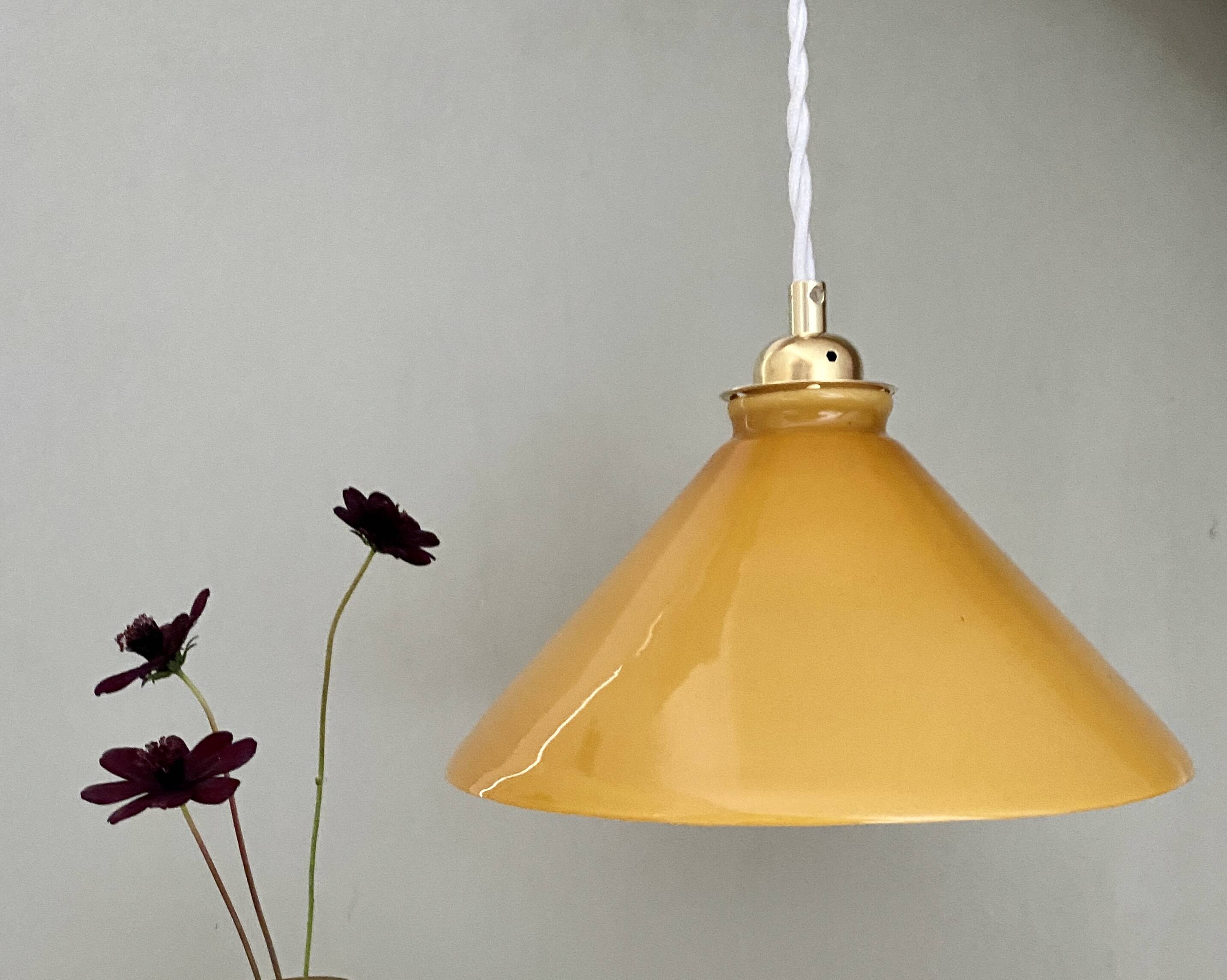 Suspension lampshade in yellow and white opaline